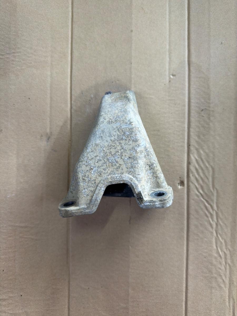 Suport tampon cutie de viteze stanga VOLKSWAGEN PASSAT 3B3 2000 - 2005 1.9 TDI AVF, AWX 8D0399113AB