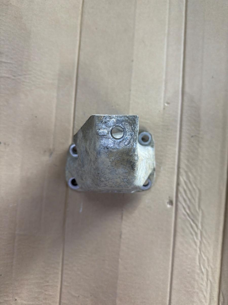 Suport tampon cutie de viteze stanga VOLKSWAGEN PASSAT 3B3 2000 - 2005 1.9 TDI AVF, AWX 8D0399113AB