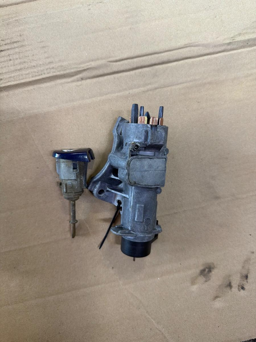Contact de pornire cu butuc usa VOLKSWAGEN PASSAT 3B3 2000 - 2005 1.9 TDI AVF, AWX 4B0905851A