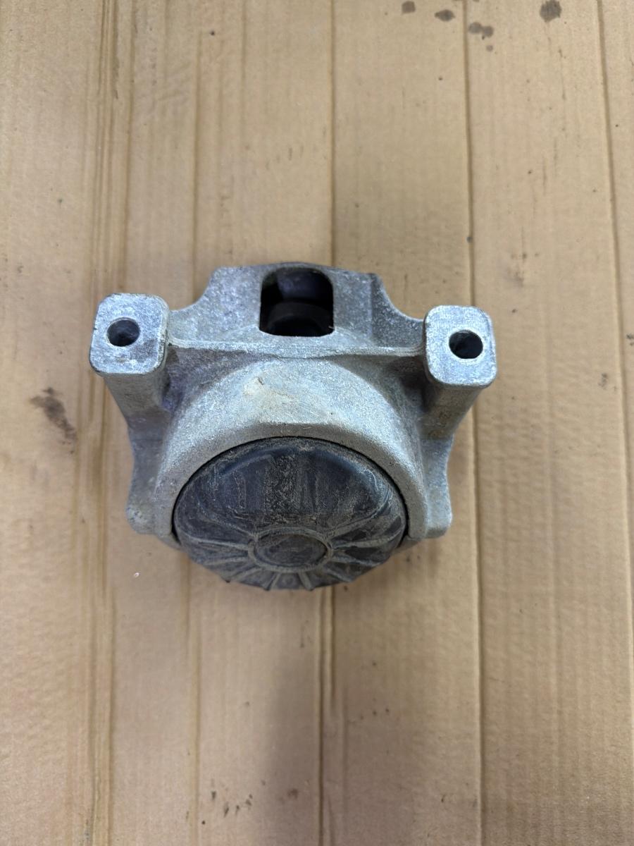 Suport tampon motor AUDI A4 IV Avant 8K5, B8 2007 - 2015 2.0 TDI CAGA, CJCA, CMEA, CMFA 8R0199381