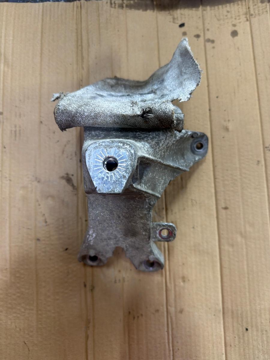 Suport tampon motor dreapta AUDI A4 IV Avant 8K5, B8 2007 - 2015 2.0 TDI CAGA, CJCA, CMEA, CMFA 8K0199308BE