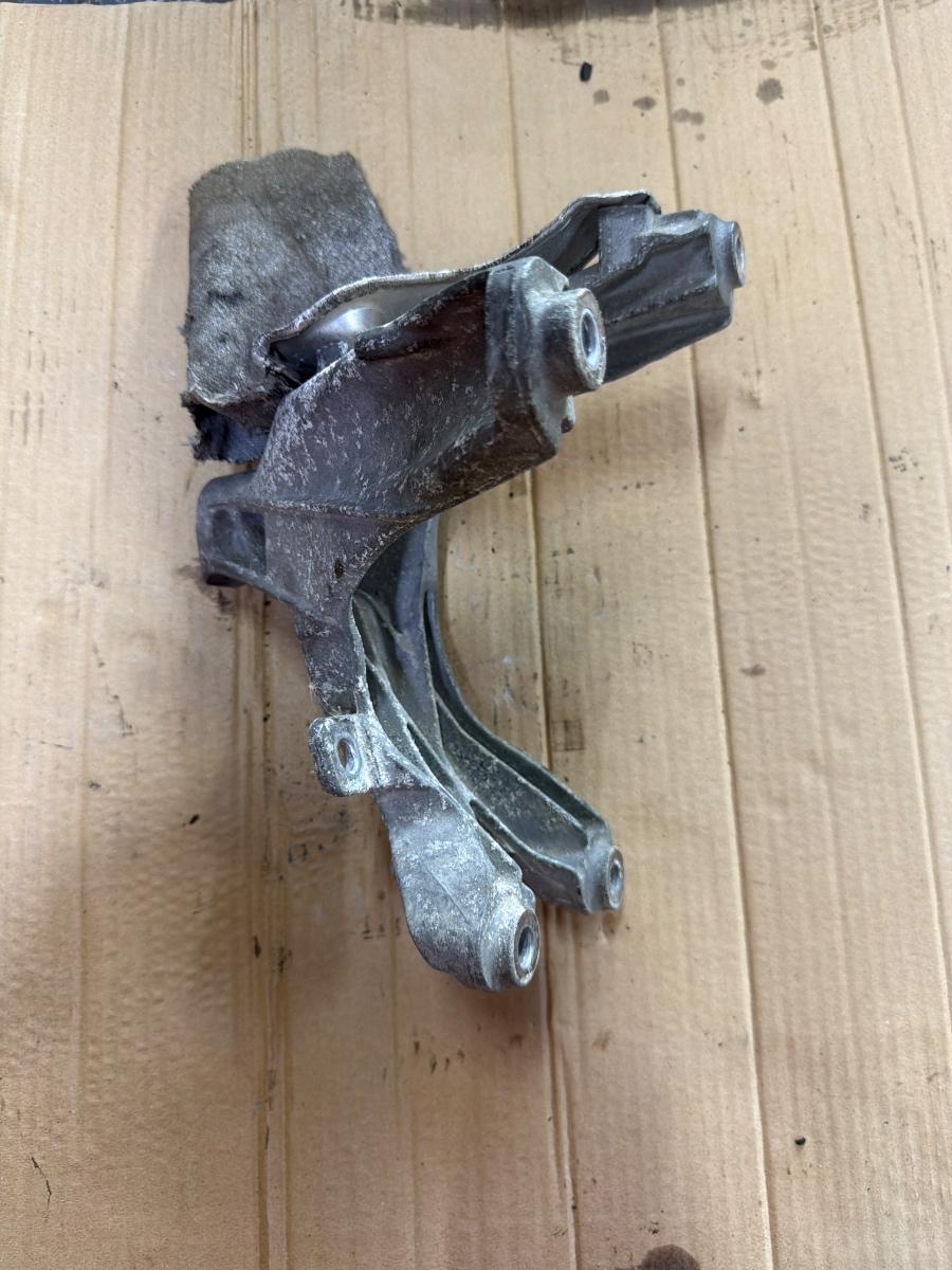 Suport tampon motor dreapta AUDI A4 IV Avant 8K5, B8 2007 - 2015 2.0 TDI CAGA, CJCA, CMEA, CMFA 8K0199308BE