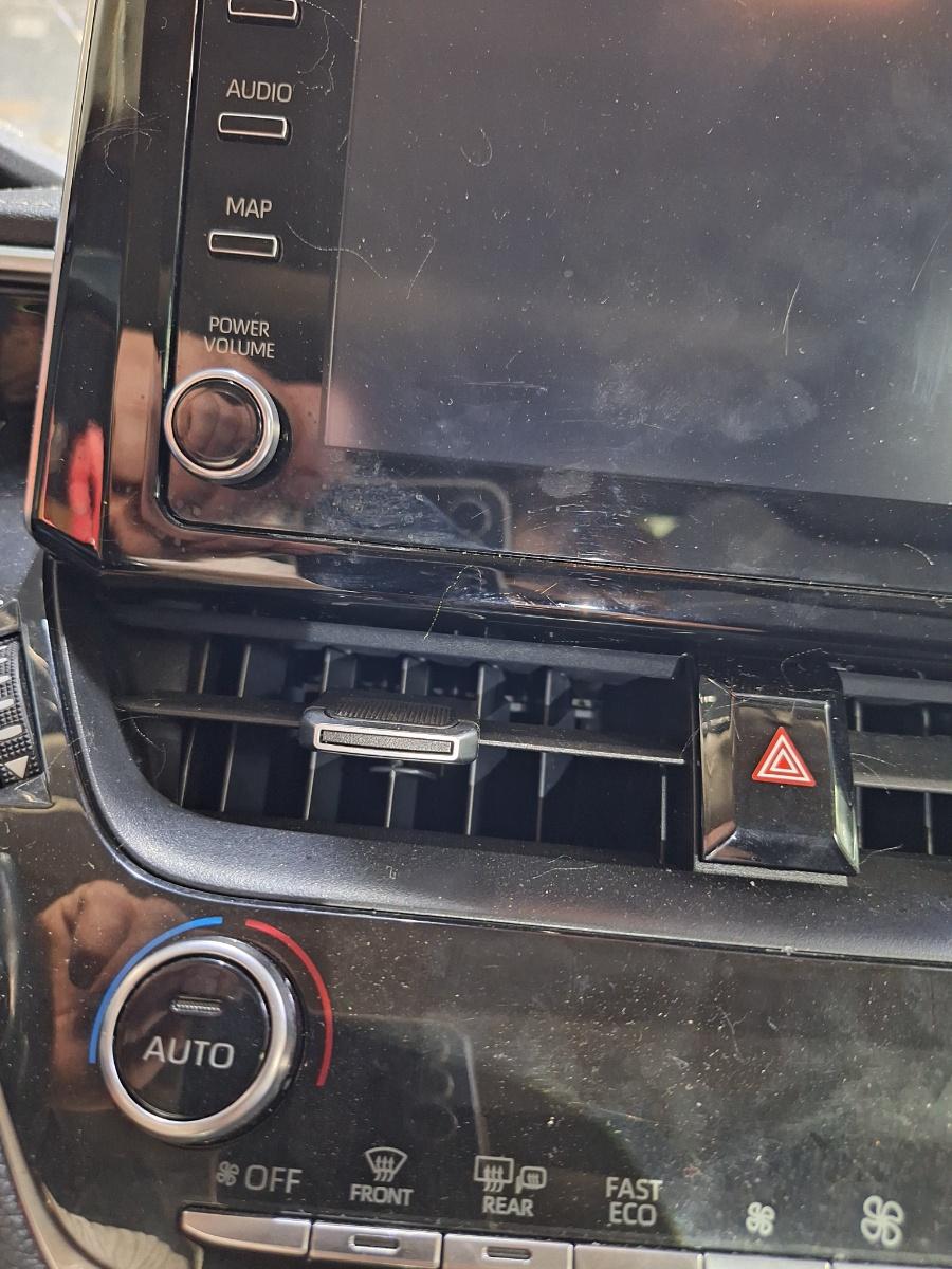 Grila de ventilatie bord centrala TOYOTA COROLLA _E21_ 2018 -> 1.8 Hybrid 2ZR-FXE