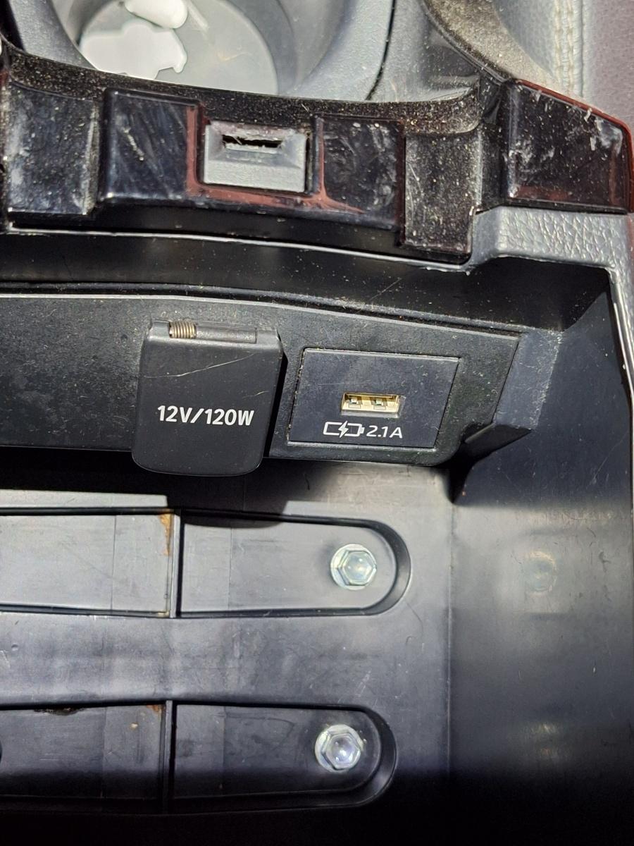 Conector priza USB TOYOTA COROLLA _E21_ 2018 -> 1.8 Hybrid 2ZR-FXE