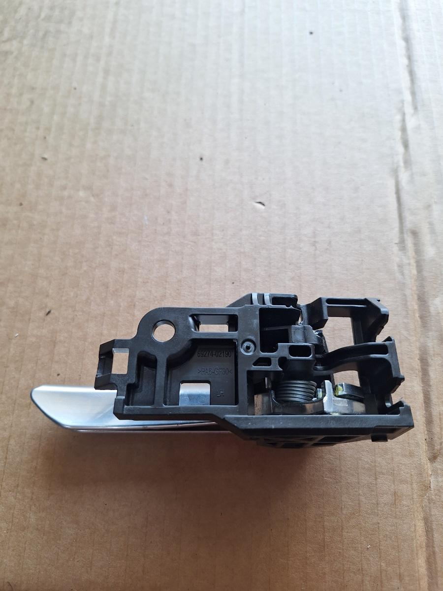 Maner interior portiera spate stanga TOYOTA COROLLA _E21_ 2018 -> 1.8 Hybrid 2ZR-FXE 69274-02190