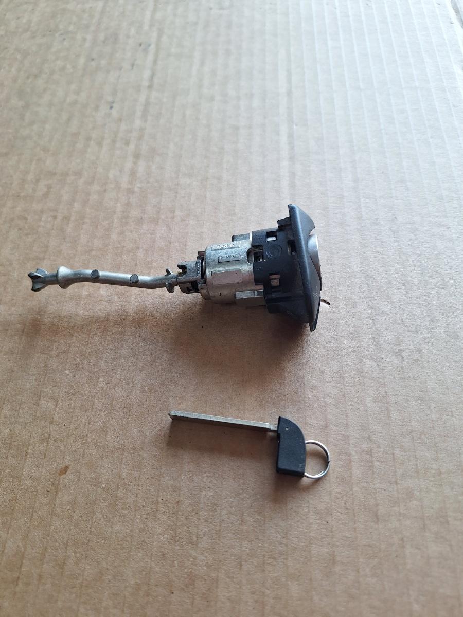 Butuc incuietoare si lama cheie TOYOTA COROLLA _E21_ 2018 -> 1.8 Hybrid 2ZR-FXE