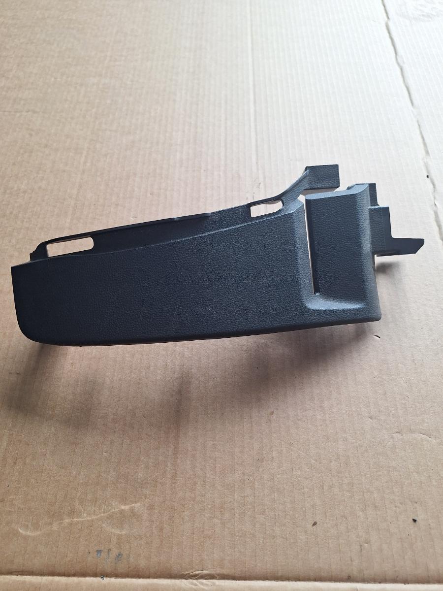 Ornament superior portbagaj stanga spate TOYOTA COROLLA _E21_ 2018 -> 1.8 Hybrid 2ZR-FXE 64302-02060
