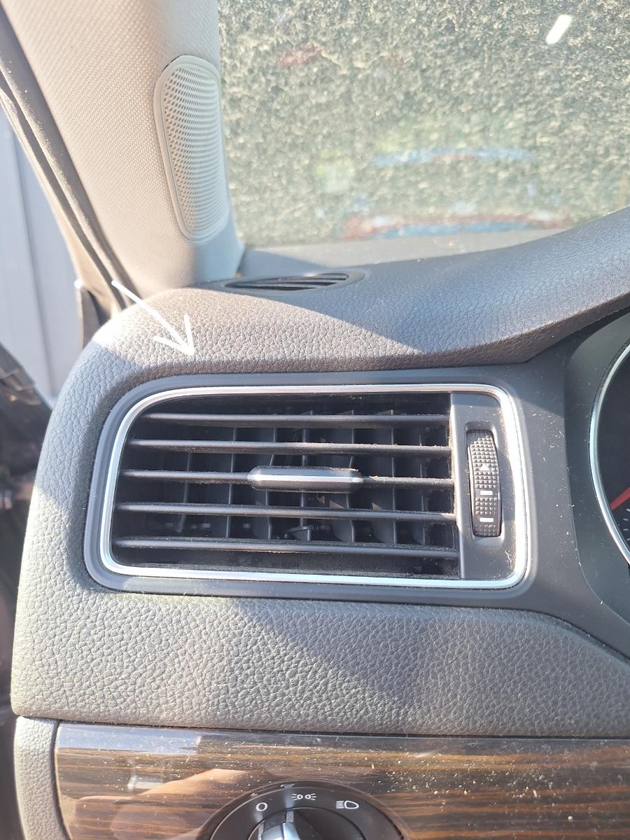 Grila de ventilatie laterala panou de bord stanga VOLKSWAGEN JETTA VI 162/163 2010 - 2018 2.0 TDI CLCA, CUUA