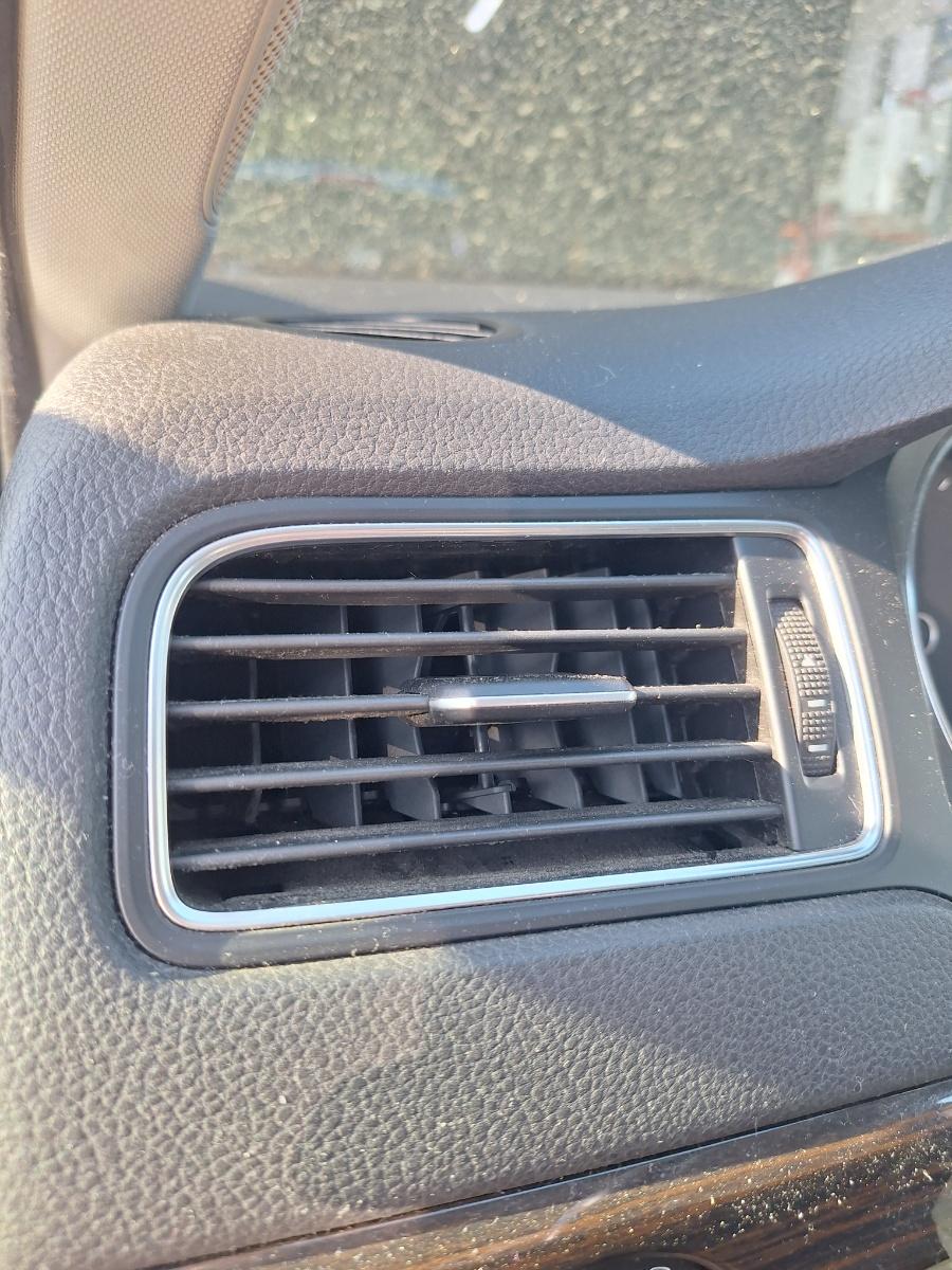 Grila de ventilatie laterala panou de bord stanga VOLKSWAGEN JETTA VI 162/163 2010 - 2018 2.0 TDI CLCA, CUUA