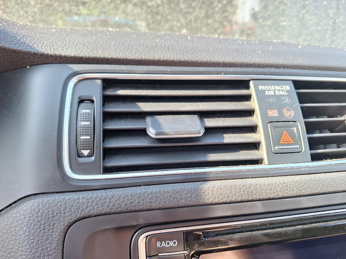 Grila de ventilatie bord centrala VOLKSWAGEN JETTA VI 162/163 2010 - 2018 2.0 TDI CLCA, CUUA
