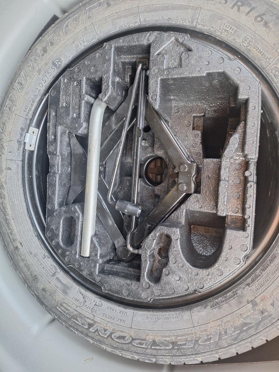 Trusa de scule cu suport roata rezerva VOLKSWAGEN JETTA VI 162/163 2010 - 2018 5C0011031C