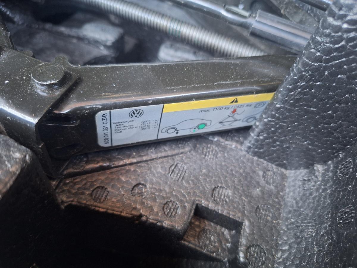 Trusa de scule cu suport roata rezerva VOLKSWAGEN JETTA VI 162/163 2010 - 2018 5C0011031C