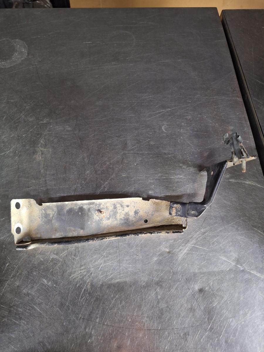Suport de fixare aripa dreapta fata AUDI A4 IV 8K2, B8 2007 - 2015 2.0 TDI CAGB, CJCB, CSUB 8K0821136B