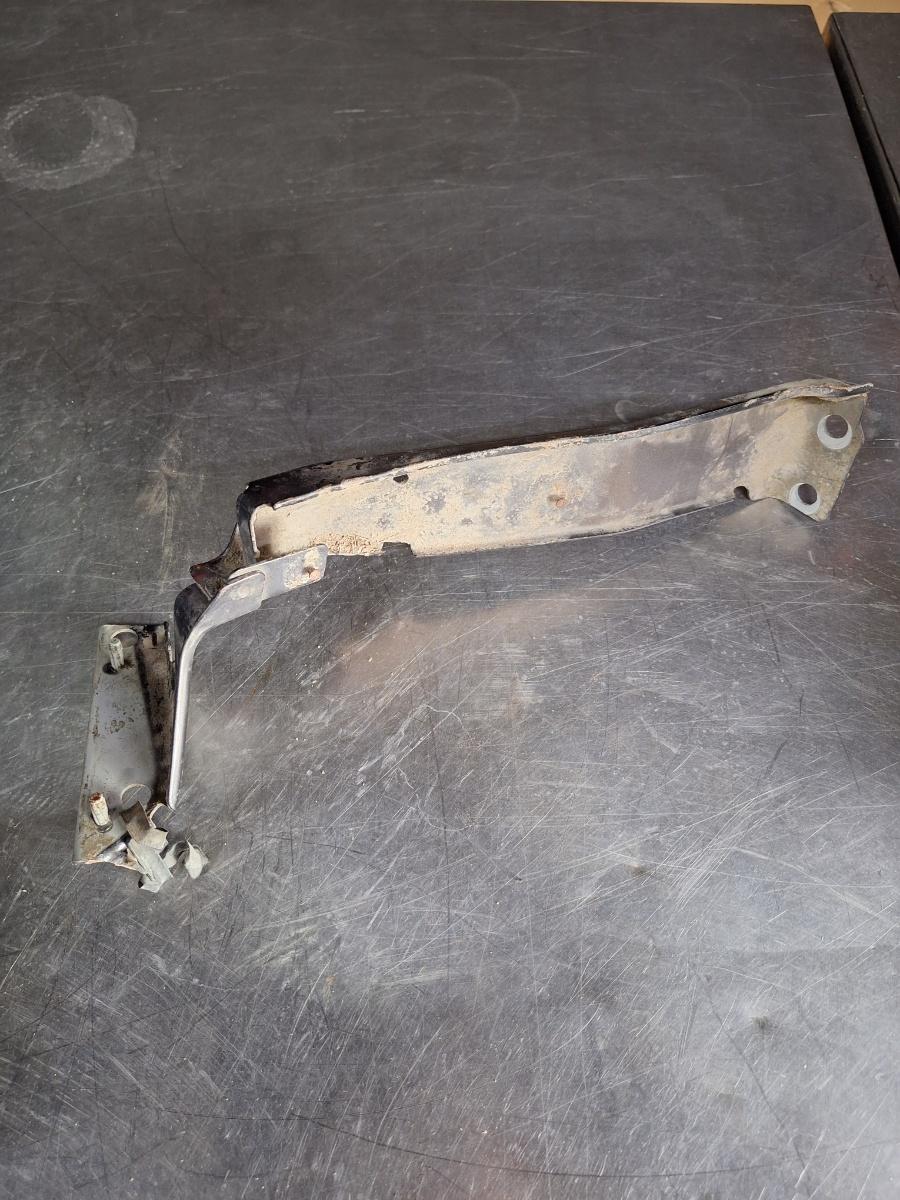 Suport de fixare aripa dreapta fata AUDI A4 IV 8K2, B8 2007 - 2015 2.0 TDI CAGB, CJCB, CSUB 8K0821136B