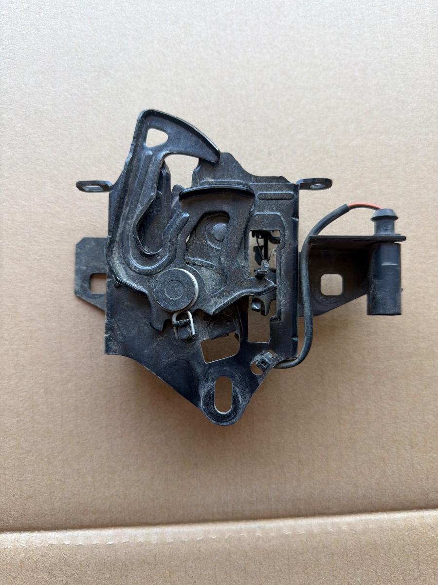 Inchizatoare capota motor VOLKSWAGEN PASSAT 3B3 2000 - 2005 1.9 TDI AVF, AWX 3B0823509AB