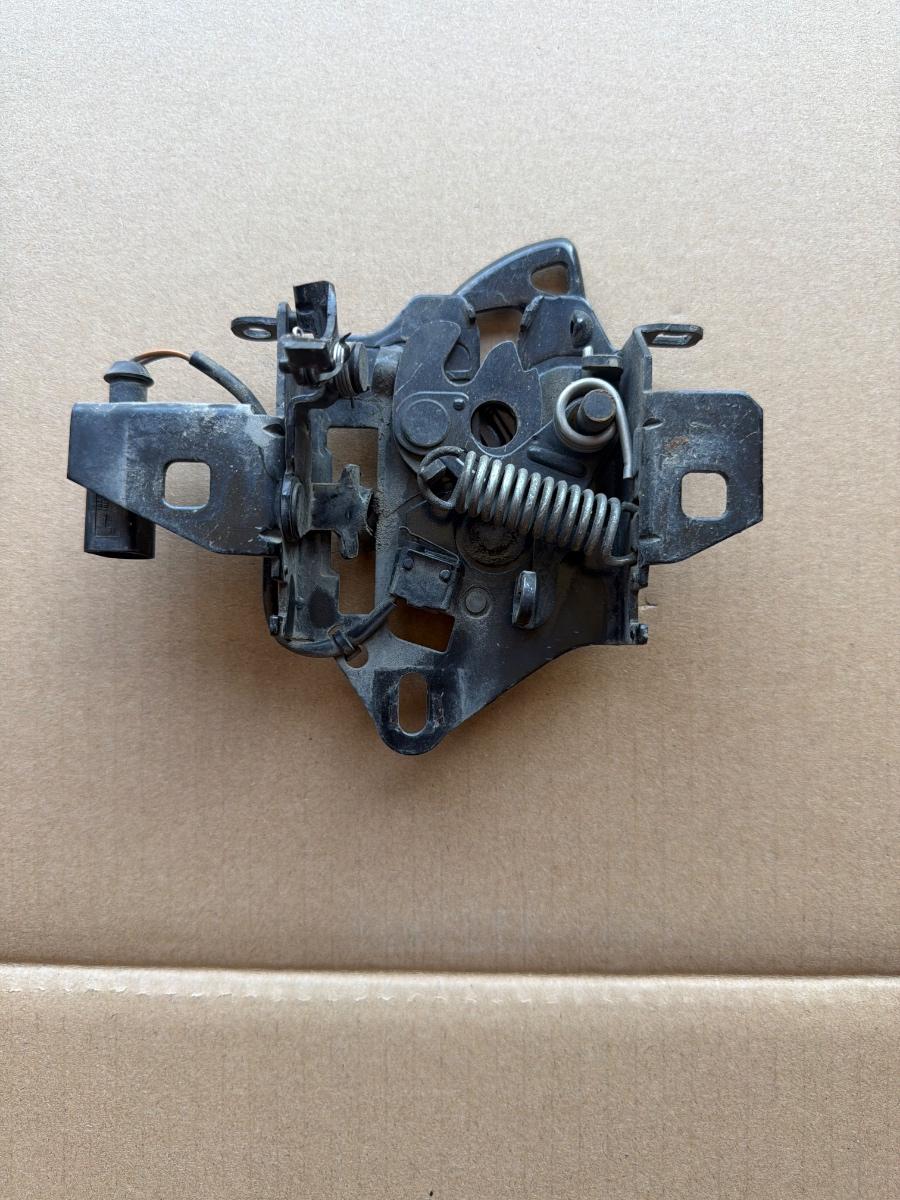 Inchizatoare capota motor VOLKSWAGEN PASSAT 3B3 2000 - 2005 1.9 TDI AVF, AWX 3B0823509AB