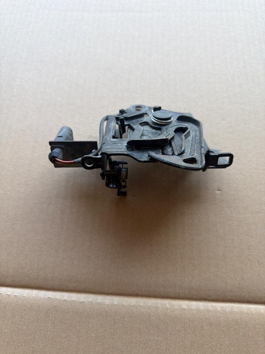 Inchizatoare capota motor VOLKSWAGEN PASSAT 3B3 2000 - 2005 1.9 TDI AVF, AWX 3B0823509AB