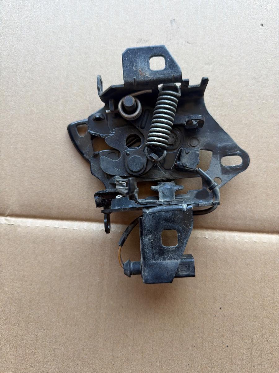 Inchizatoare capota motor VOLKSWAGEN PASSAT 3B3 2000 - 2005 1.9 TDI AVF, AWX 3B0823509AB