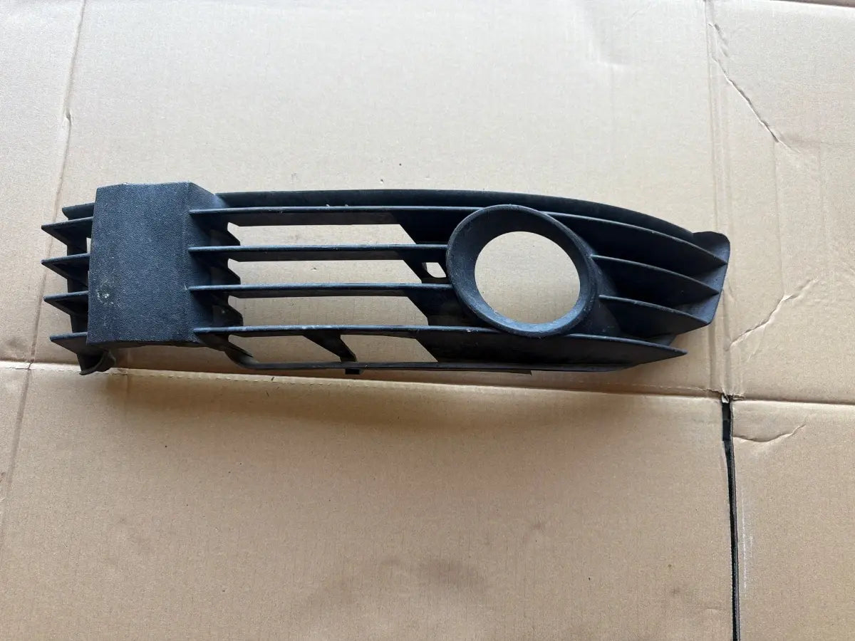 Grila/ornament lampa ceata fata stanga VOLKSWAGEN PASSAT 3B3 2000 - 2005 1.9 TDI AVF, AWX 3B0853665J