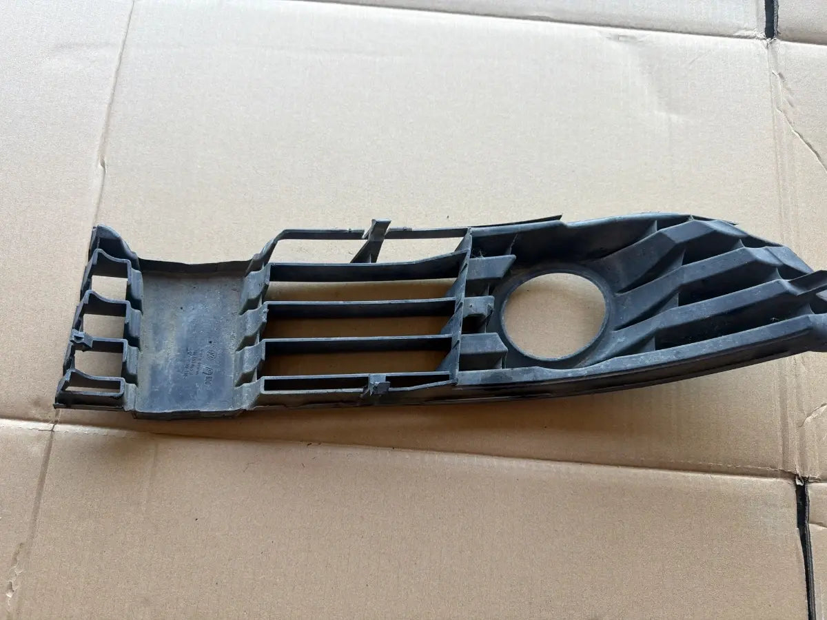 Grila/ornament lampa ceata fata stanga VOLKSWAGEN PASSAT 3B3 2000 - 2005 1.9 TDI AVF, AWX 3B0853665J