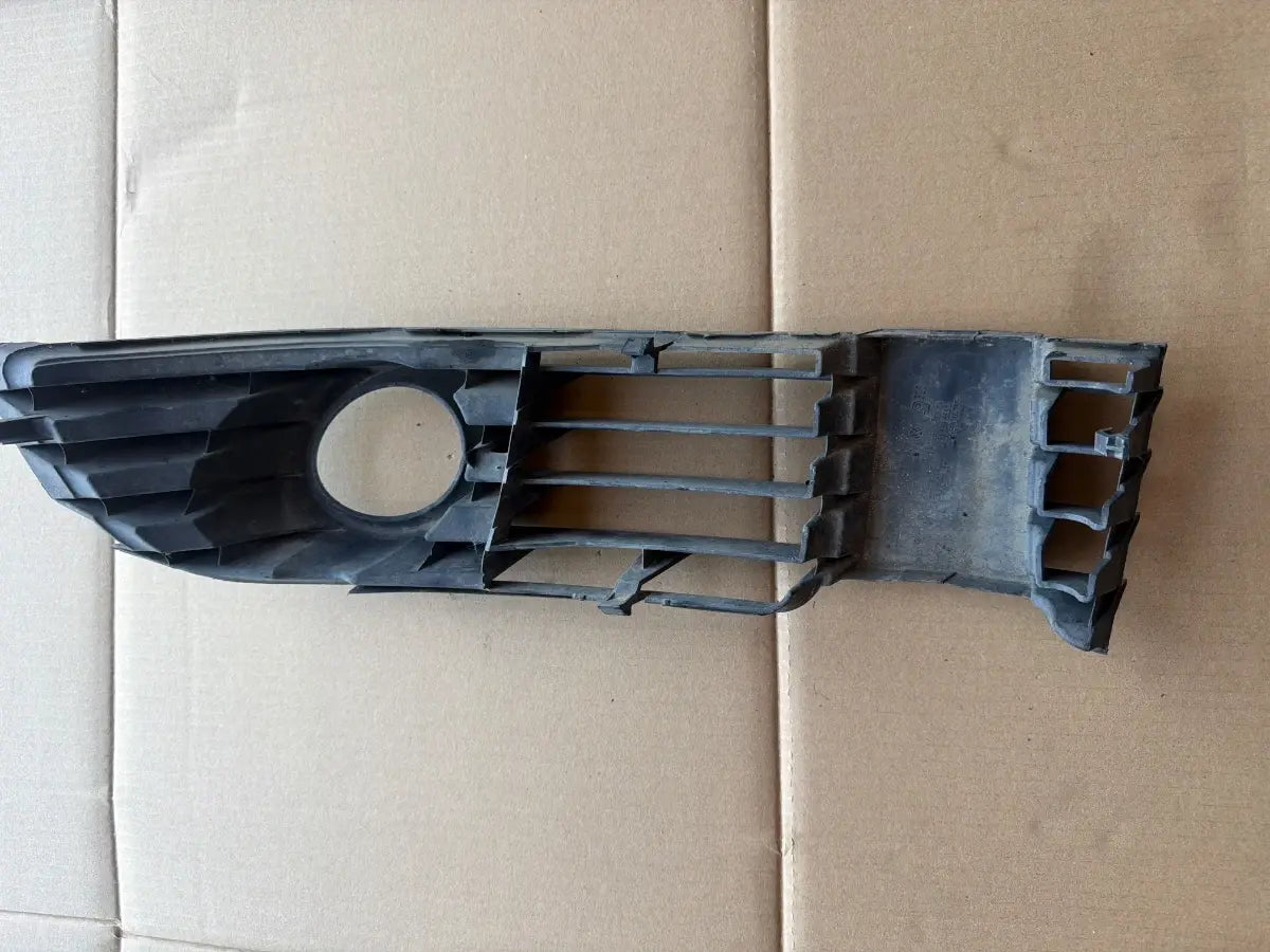Grila/ornament lampa ceata fata stanga VOLKSWAGEN PASSAT 3B3 2000 - 2005 1.9 TDI AVF, AWX 3B0853665J
