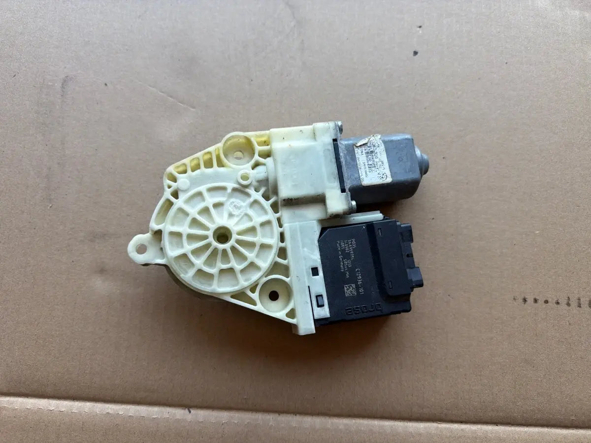 Motoras geam dreapta spate VOLKSWAGEN PASSAT 365 2010 - 2014 2.0 TDi BlueMotion CFFB 3AA959794