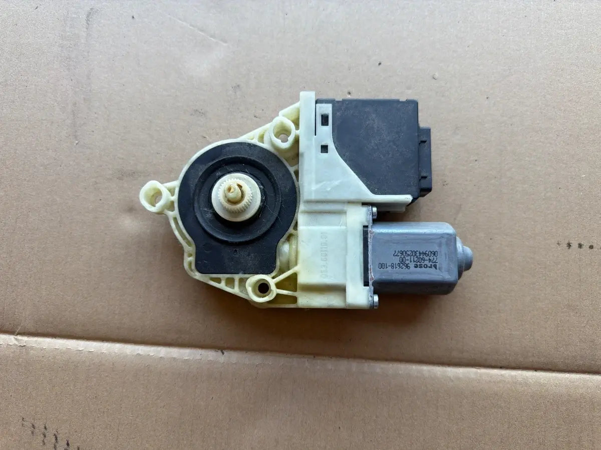 Motoras geam dreapta spate VOLKSWAGEN PASSAT 365 2010 - 2014 2.0 TDi BlueMotion CFFB 3AA959794
