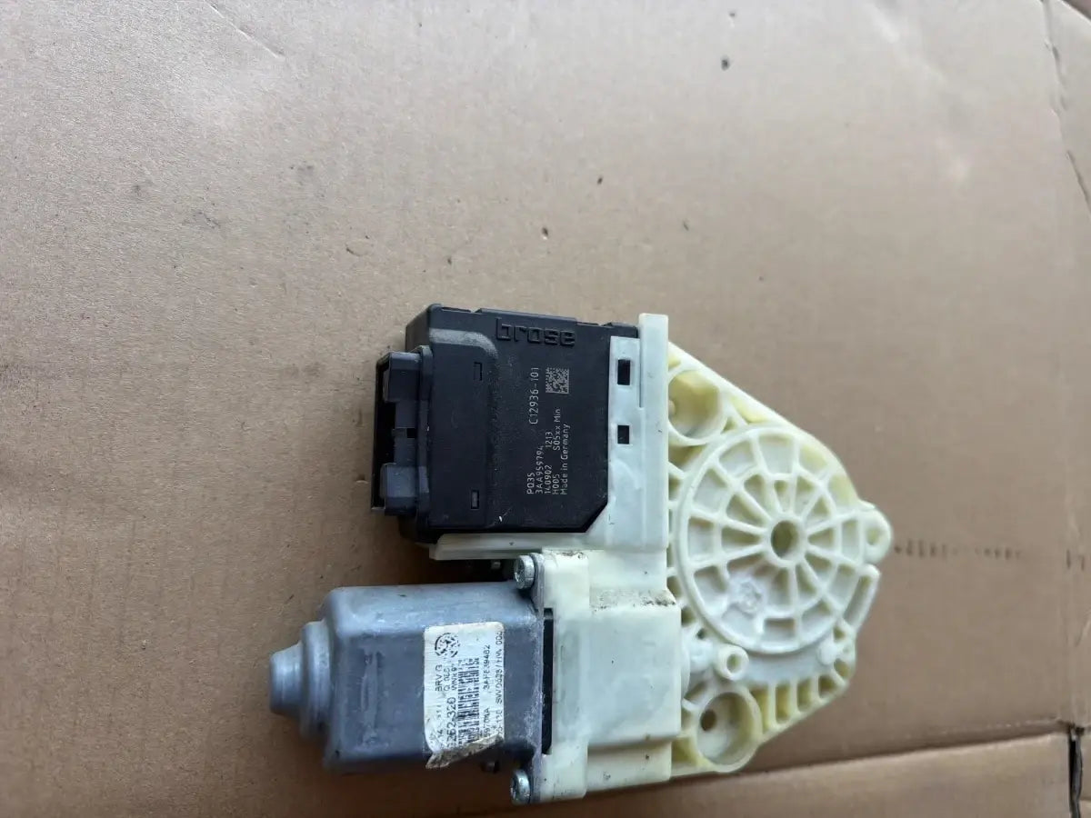 Motoras geam dreapta spate VOLKSWAGEN PASSAT 365 2010 - 2014 2.0 TDi BlueMotion CFFB 3AA959794
