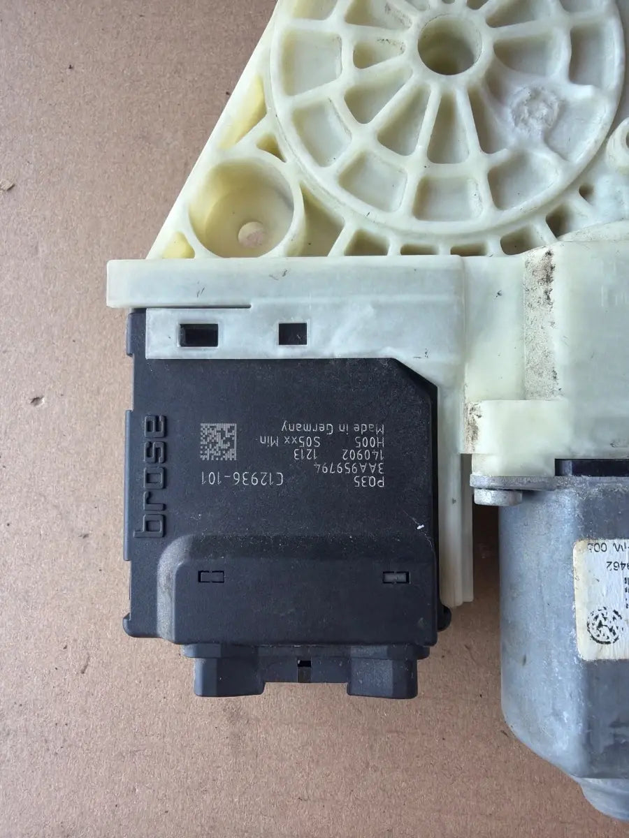 Motoras geam dreapta spate VOLKSWAGEN PASSAT 365 2010 - 2014 2.0 TDi BlueMotion CFFB 3AA959794
