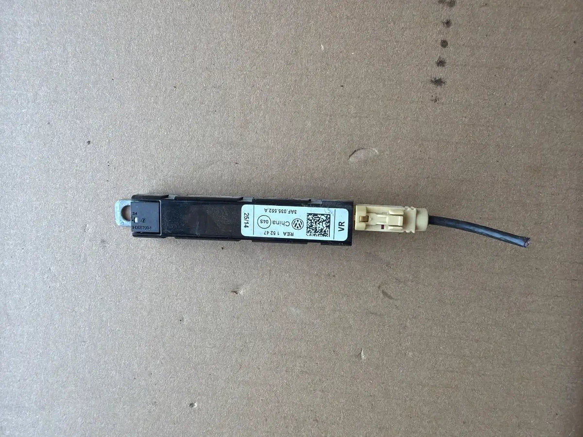 Amplificator semnal antena VOLKSWAGEN PASSAT 365 2010 - 2014 2.0 TDi BlueMotion CFFB 3AF035552A