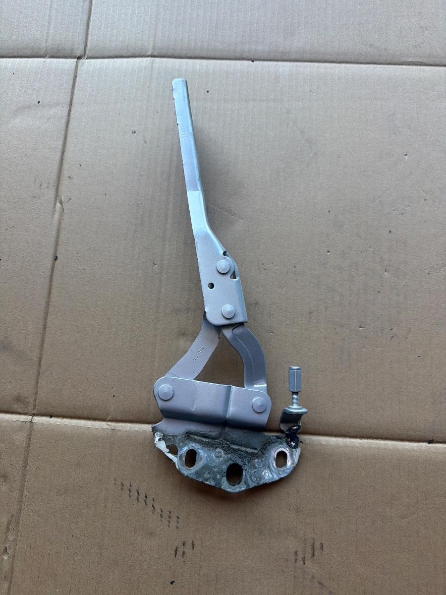 Balama capota motor stanga VOLKSWAGEN PASSAT 365 2010 - 2014 2.0 TDi BlueMotion CFFB 3AA823301