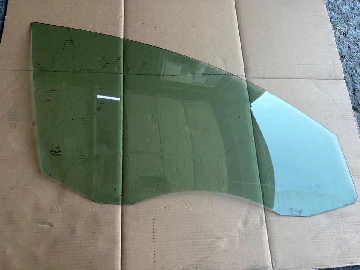Geam portiera dreapta fata VOLKSWAGEN PASSAT 365 2010 - 2014 2.0 TDi BlueMotion CFFB SOLIVER 43R-00082 3C4845202B