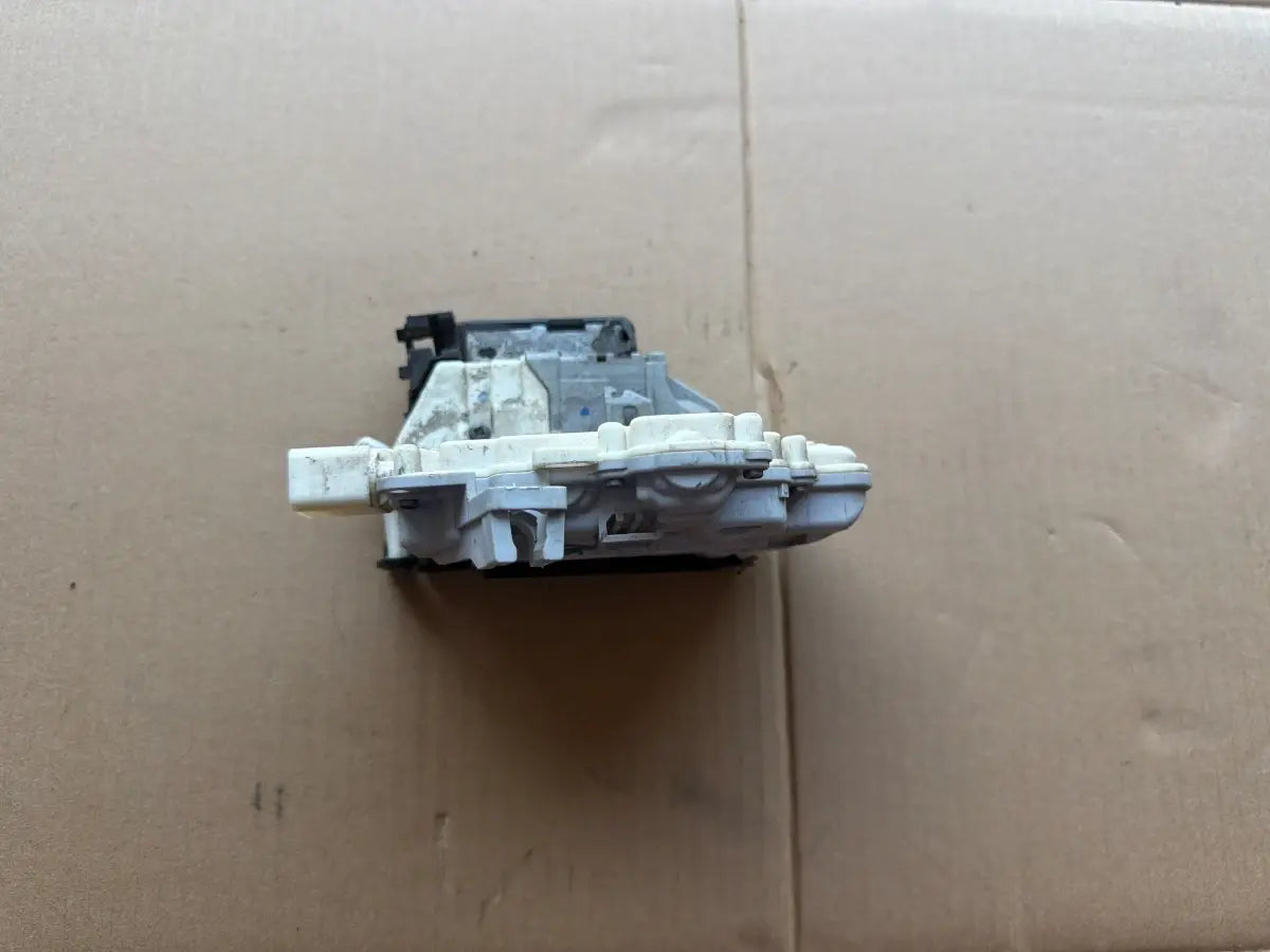Broasca usa dreapta fata VOLKSWAGEN PASSAT 365 2010 - 2014 2.0 TDi BlueMotion CFFB 3C1837016B