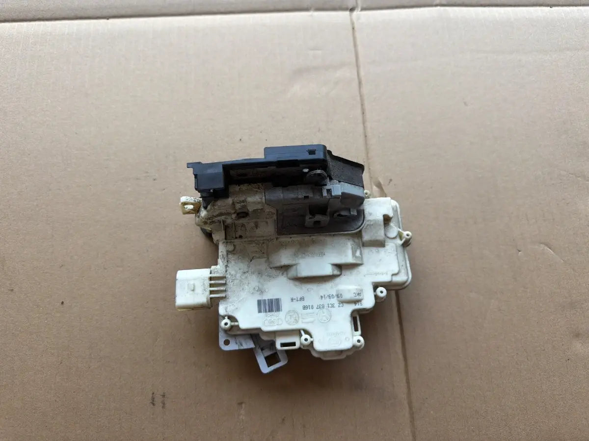 Broasca usa dreapta fata VOLKSWAGEN PASSAT 365 2010 - 2014 2.0 TDi BlueMotion CFFB 3C1837016B
