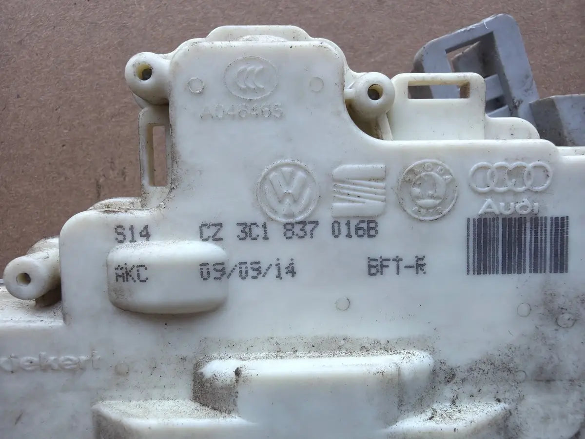 Broasca usa dreapta fata VOLKSWAGEN PASSAT 365 2010 - 2014 2.0 TDi BlueMotion CFFB 3C1837016B