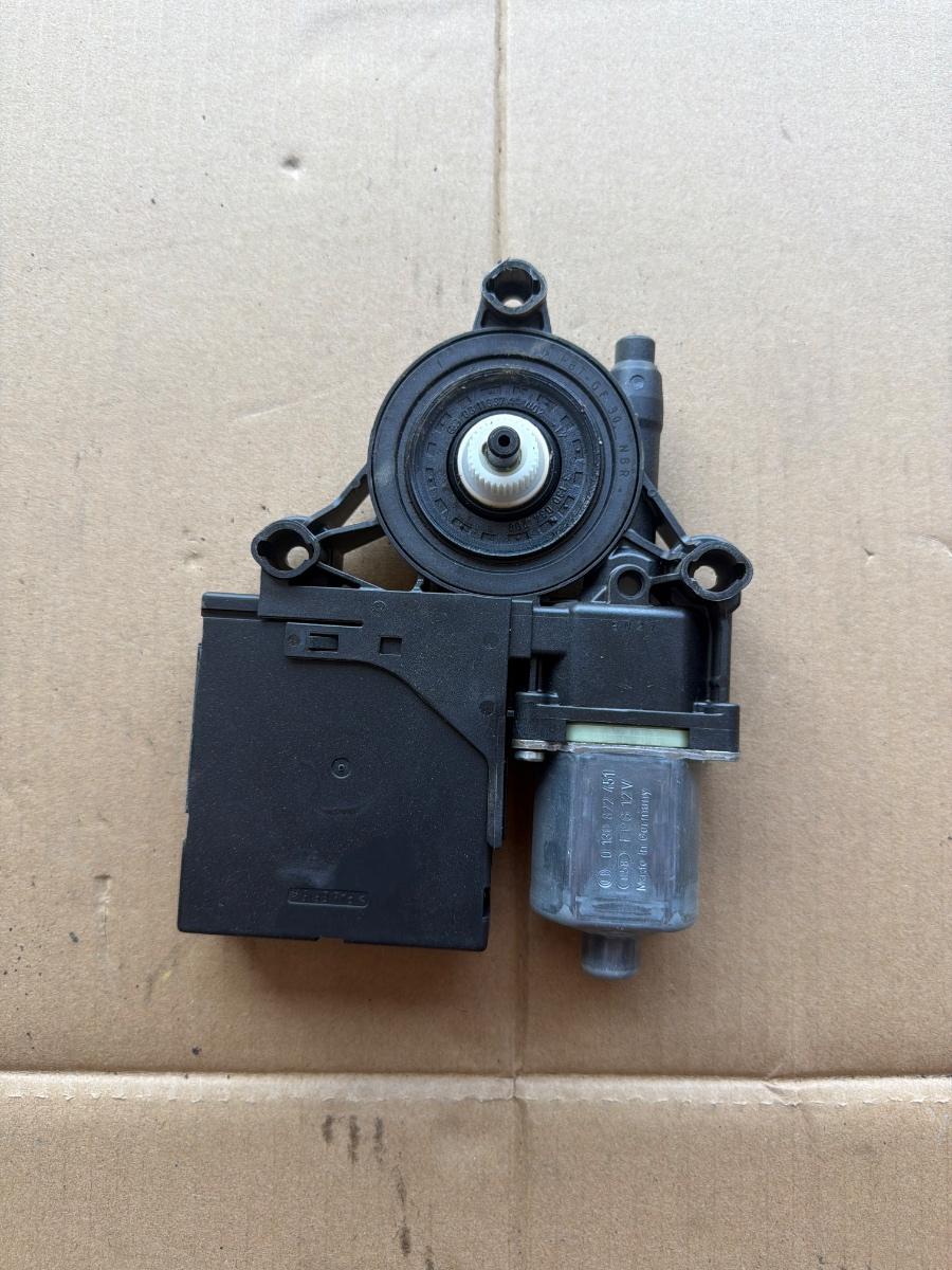 Motoras geam dreapta fata VOLKSWAGEN PASSAT 365 2010 - 2014 2.0 TDi BlueMotion CFFB 3C0959792C