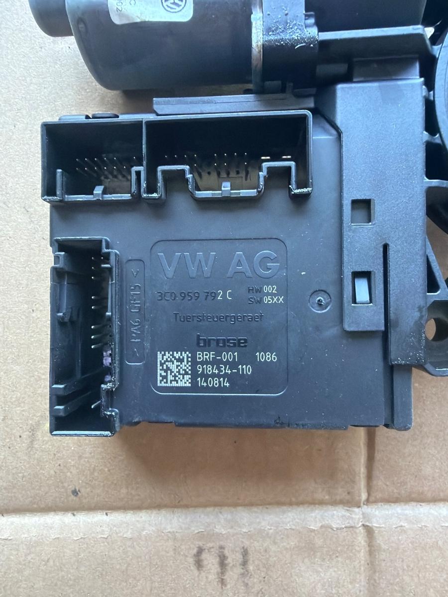Motoras geam dreapta fata VOLKSWAGEN PASSAT 365 2010 - 2014 2.0 TDi BlueMotion CFFB 3C0959792C