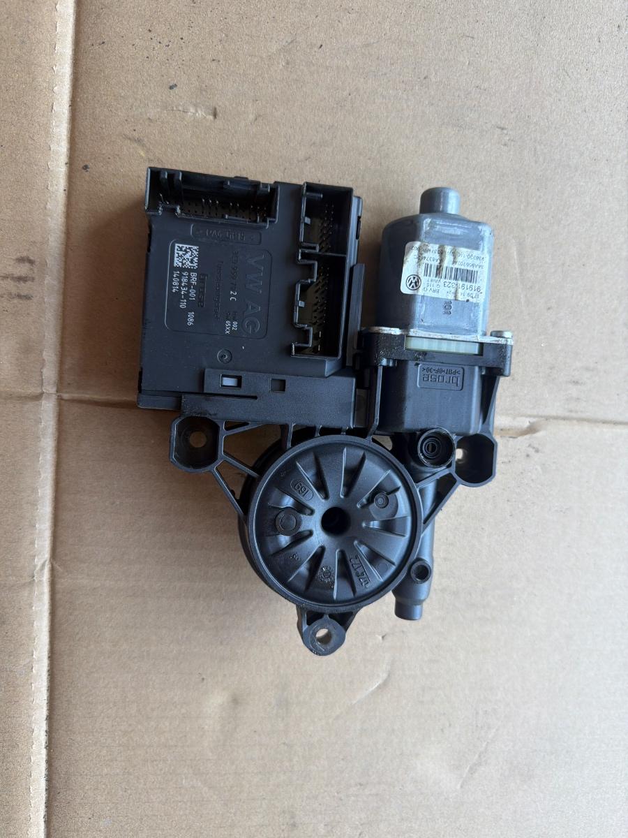 Motoras geam dreapta fata VOLKSWAGEN PASSAT 365 2010 - 2014 2.0 TDi BlueMotion CFFB 3C0959792C