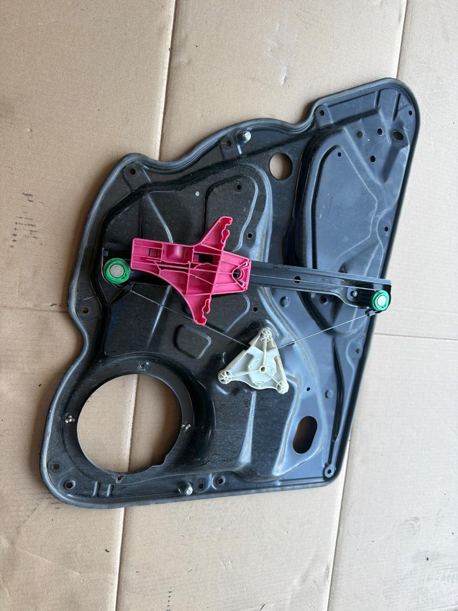Macara geam stanga spate VOLKSWAGEN PASSAT 365 2010 - 2014 2.0 TDi BlueMotion CFFB 3AA839756