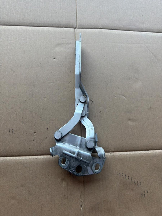 Balamala capota motor dreapta VOLKSWAGEN PASSAT 365 2010 - 2014 2.0 TDi BlueMotion CFFB 3AA823302