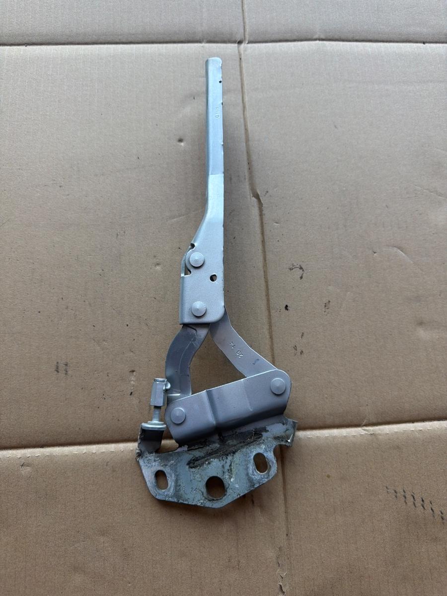 Balamala capota motor dreapta VOLKSWAGEN PASSAT 365 2010 - 2014 2.0 TDi BlueMotion CFFB 3AA823302