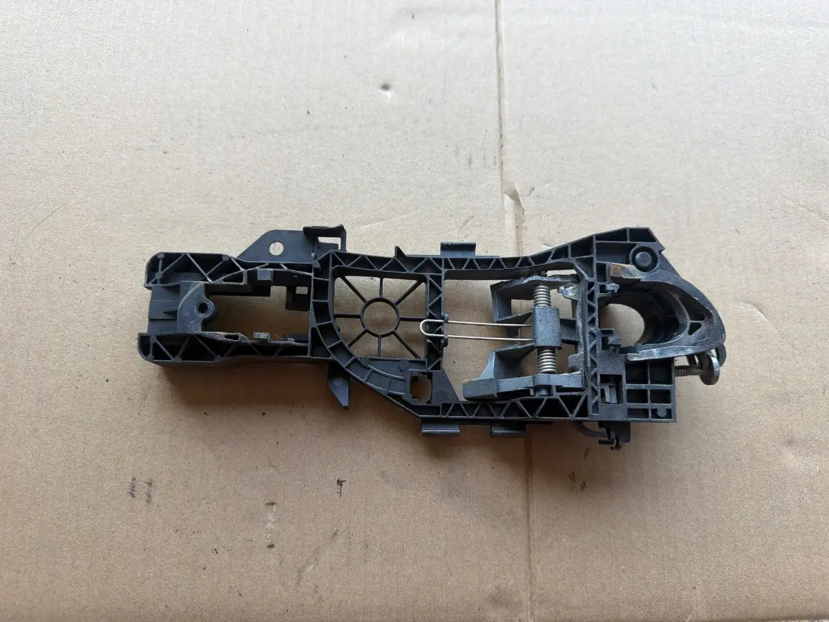Suport maner exterior portiera dreapta spate VOLKSWAGEN PASSAT 365 2010 - 2014 2.0 TDi BlueMotion CFFB 3C0837886J
