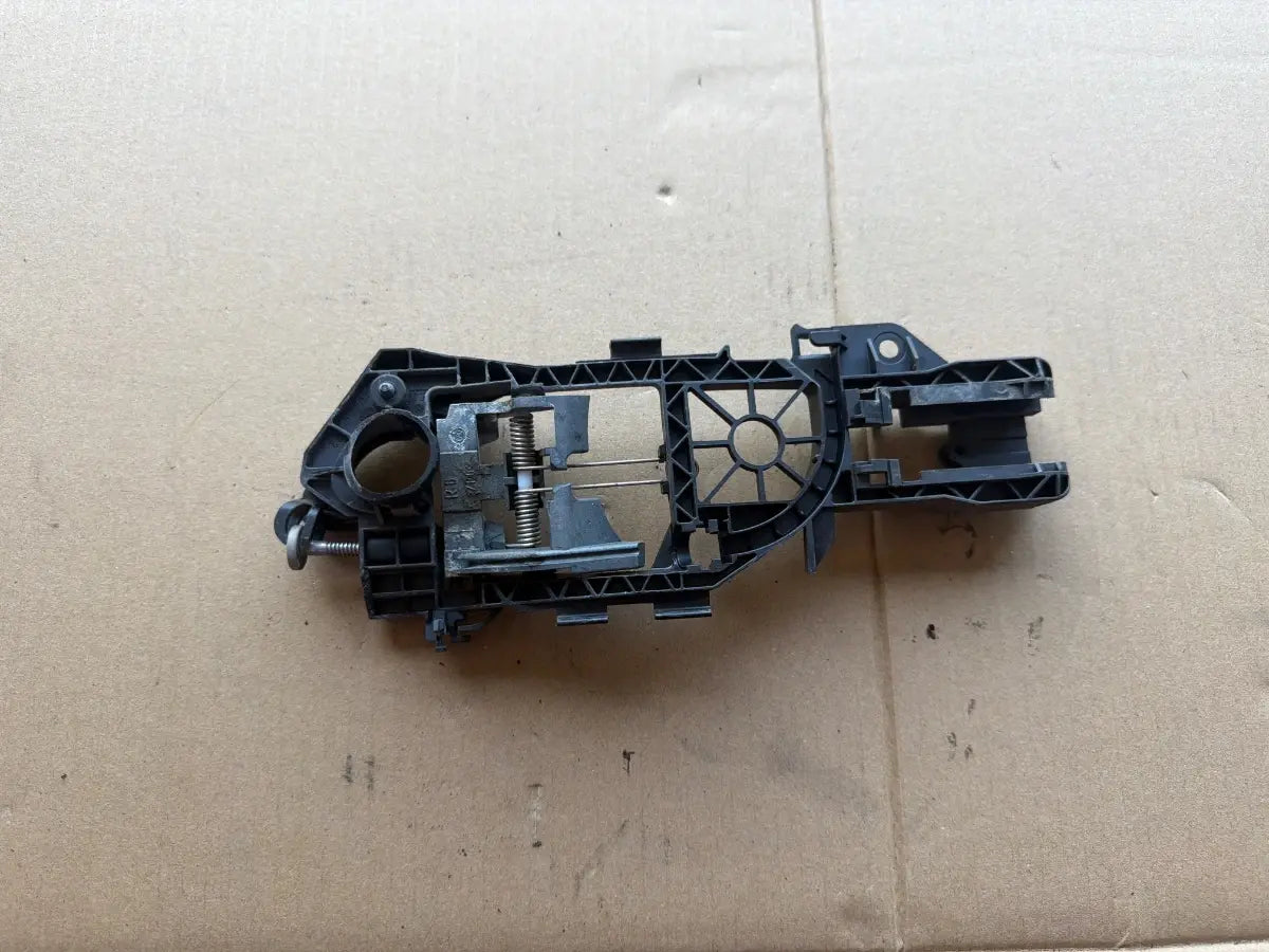 Suport maner exterior portiera dreapta spate VOLKSWAGEN PASSAT 365 2010 - 2014 2.0 TDi BlueMotion CFFB 3C0837886J