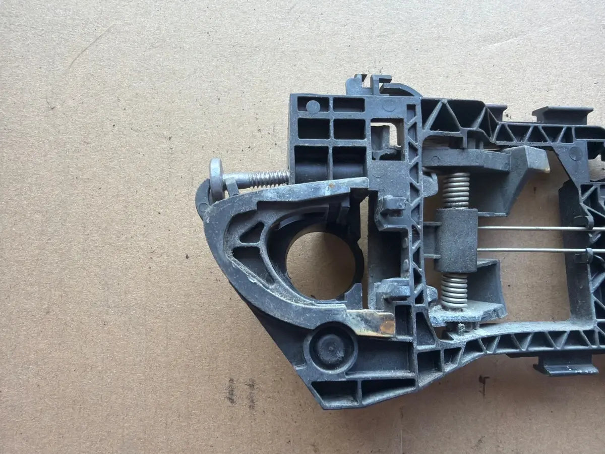 Suport maner exterior portiera dreapta spate VOLKSWAGEN PASSAT 365 2010 - 2014 2.0 TDi BlueMotion CFFB 3C0837886J