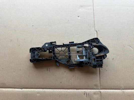 Suport maner exterior portiera dreapta fata VOLKSWAGEN PASSAT 365 2010 - 2014 2.0 TDi BlueMotion CFFB 3C0837886J