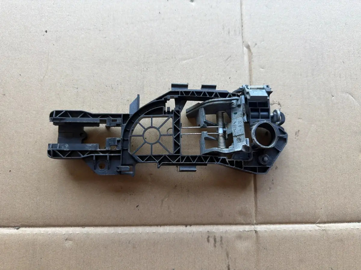 Suport maner exterior portiera dreapta fata VOLKSWAGEN PASSAT 365 2010 - 2014 2.0 TDi BlueMotion CFFB 3C0837886J