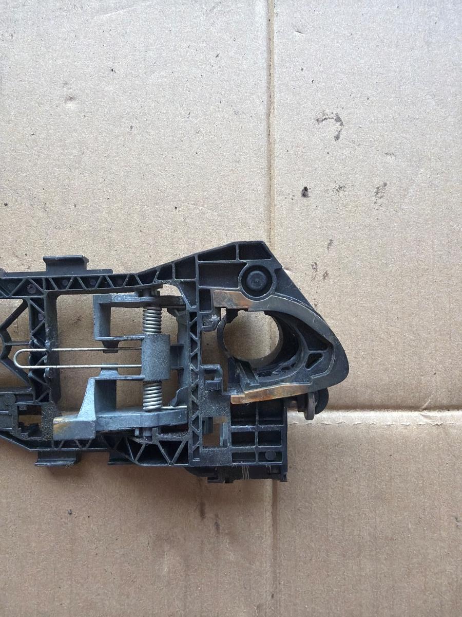 Suport maner exterior portiera dreapta fata VOLKSWAGEN PASSAT 365 2010 - 2014 2.0 TDi BlueMotion CFFB 3C0837886J