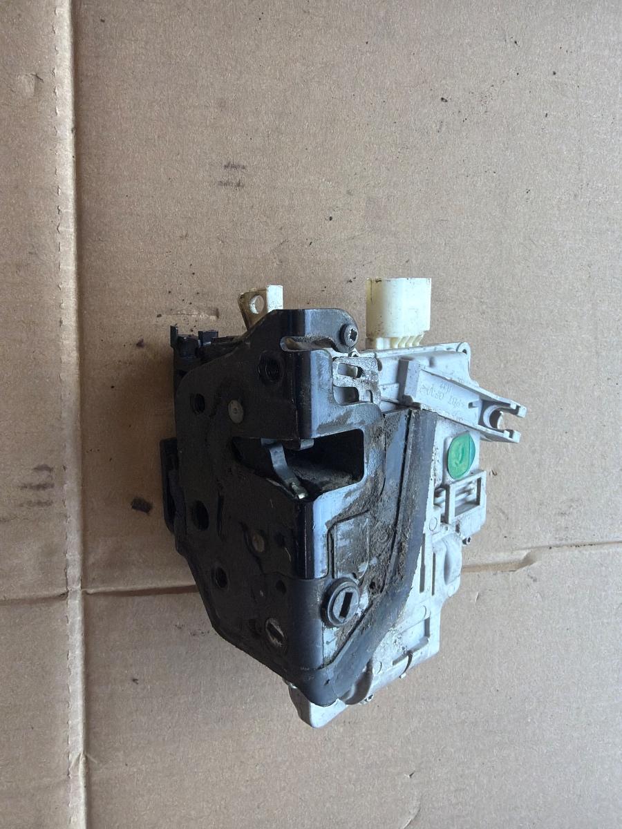 Broasca usa dreapta spate VOLKSWAGEN PASSAT 365 2010 - 2014 2.0 TDi BlueMotion CFFB 3C4839016B