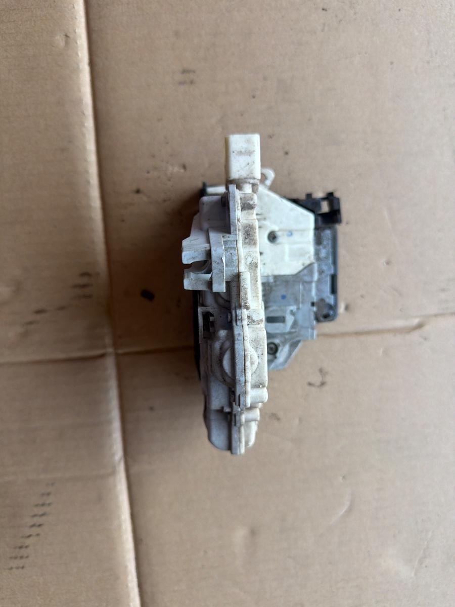 Broasca usa dreapta spate VOLKSWAGEN PASSAT 365 2010 - 2014 2.0 TDi BlueMotion CFFB 3C4839016B