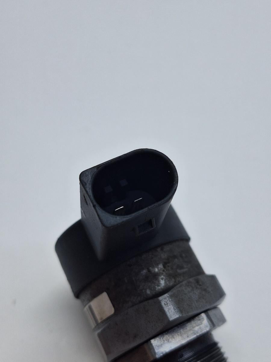 Regulator presiune combustibil VOLKSWAGEN PASSAT Variant 3G5 2014 -> 2.0 TDI CRLB, DBGA, DFGA, VOLKSWAGEN PASSAT 365 2010 - 2014 2.0 TDi BlueMotion CFFB BOSCH 0281006075 057130764AB